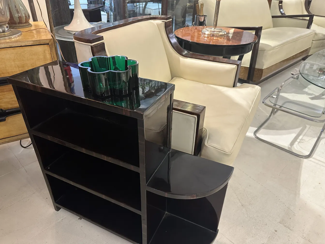 centrotavola antico con design elegante e decorazione verde