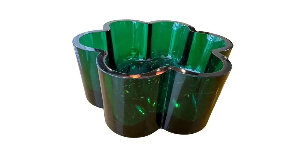 antiker grüner blumentopf in blütenform