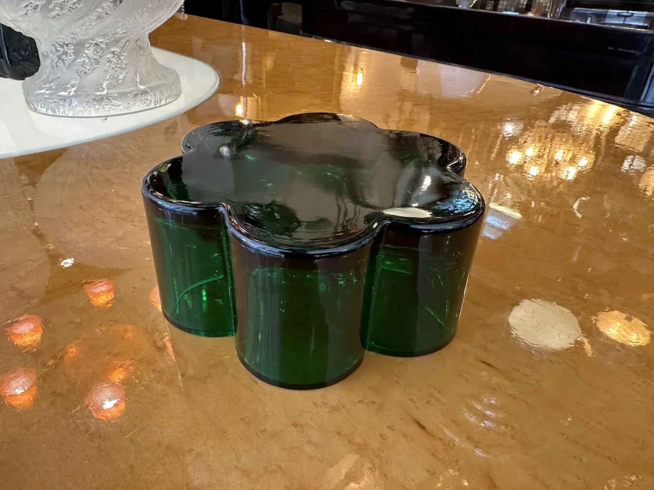 centro de mesa antigo em forma de flor com cores verdes