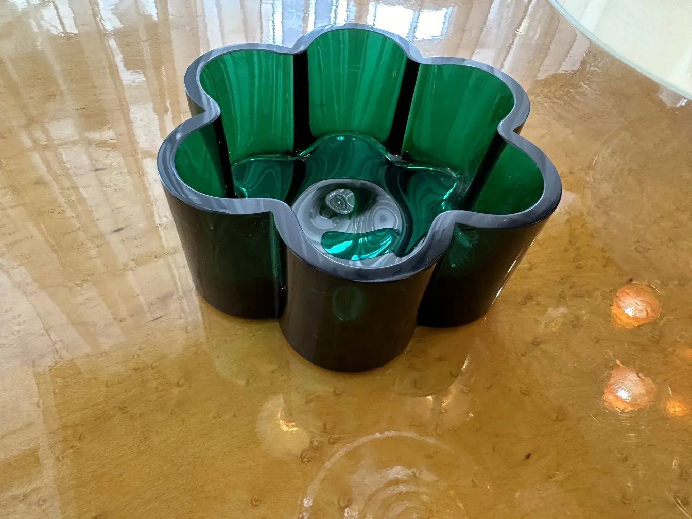 antike grüne blumentöpfe in blumenform auf tisch