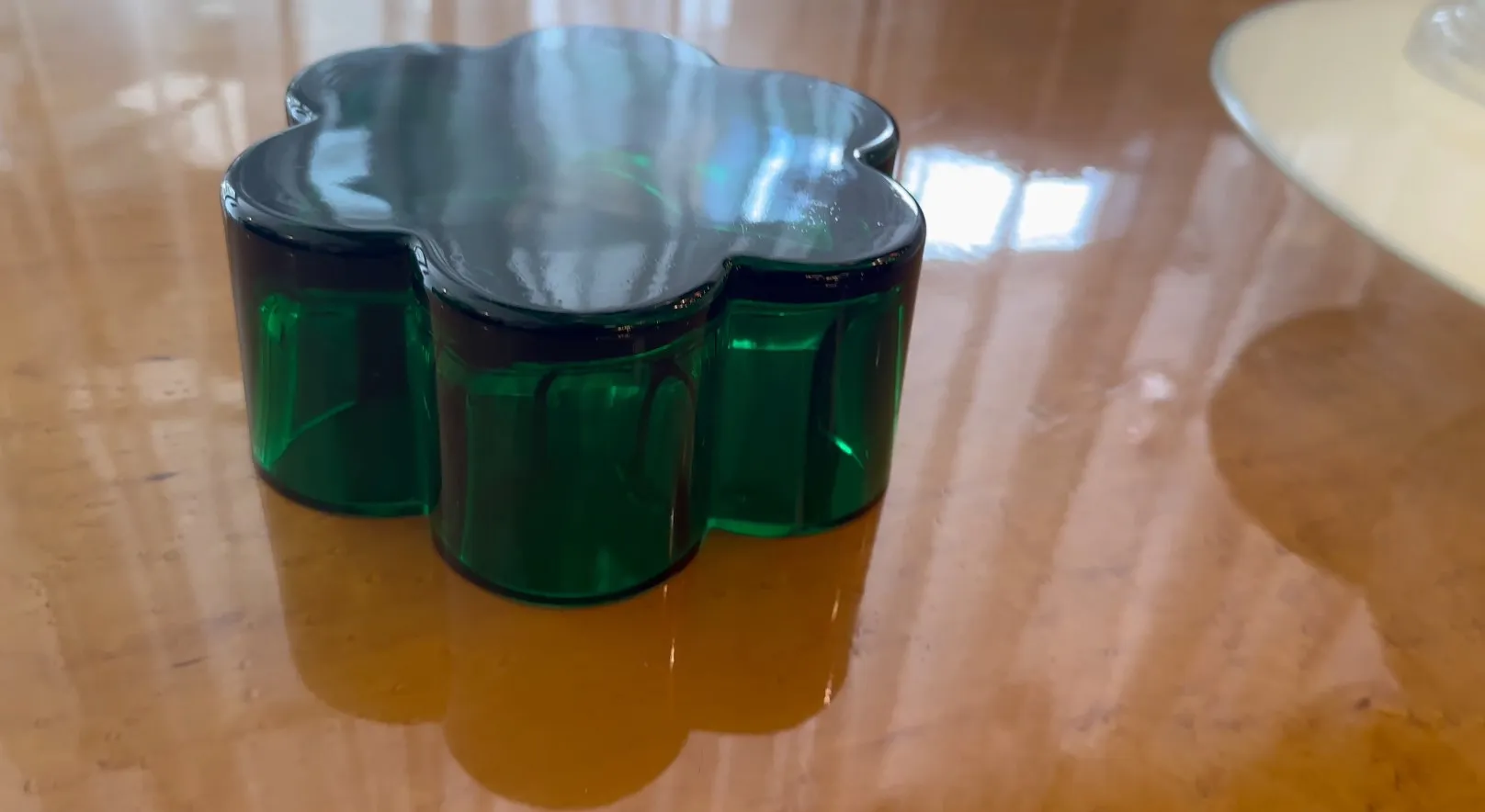 centrotavola antico verde a forma di fiore, elementi decorativi