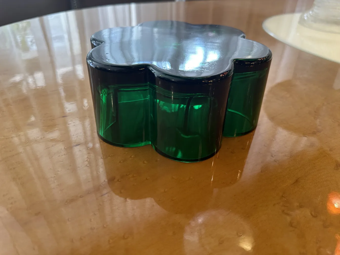 قطع مركزية قديمة زهرية اللون على الطاولة