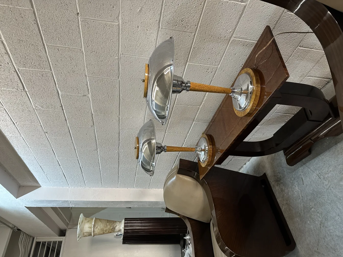 antigua consola decorativa con lámparas modernas