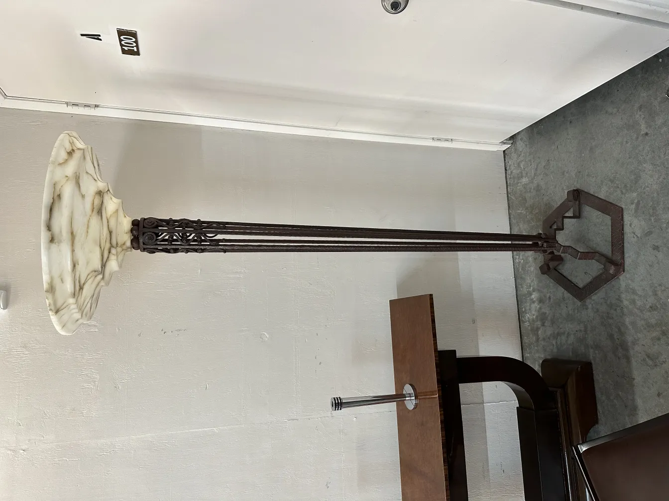 consola antigua con lampáras elegantes