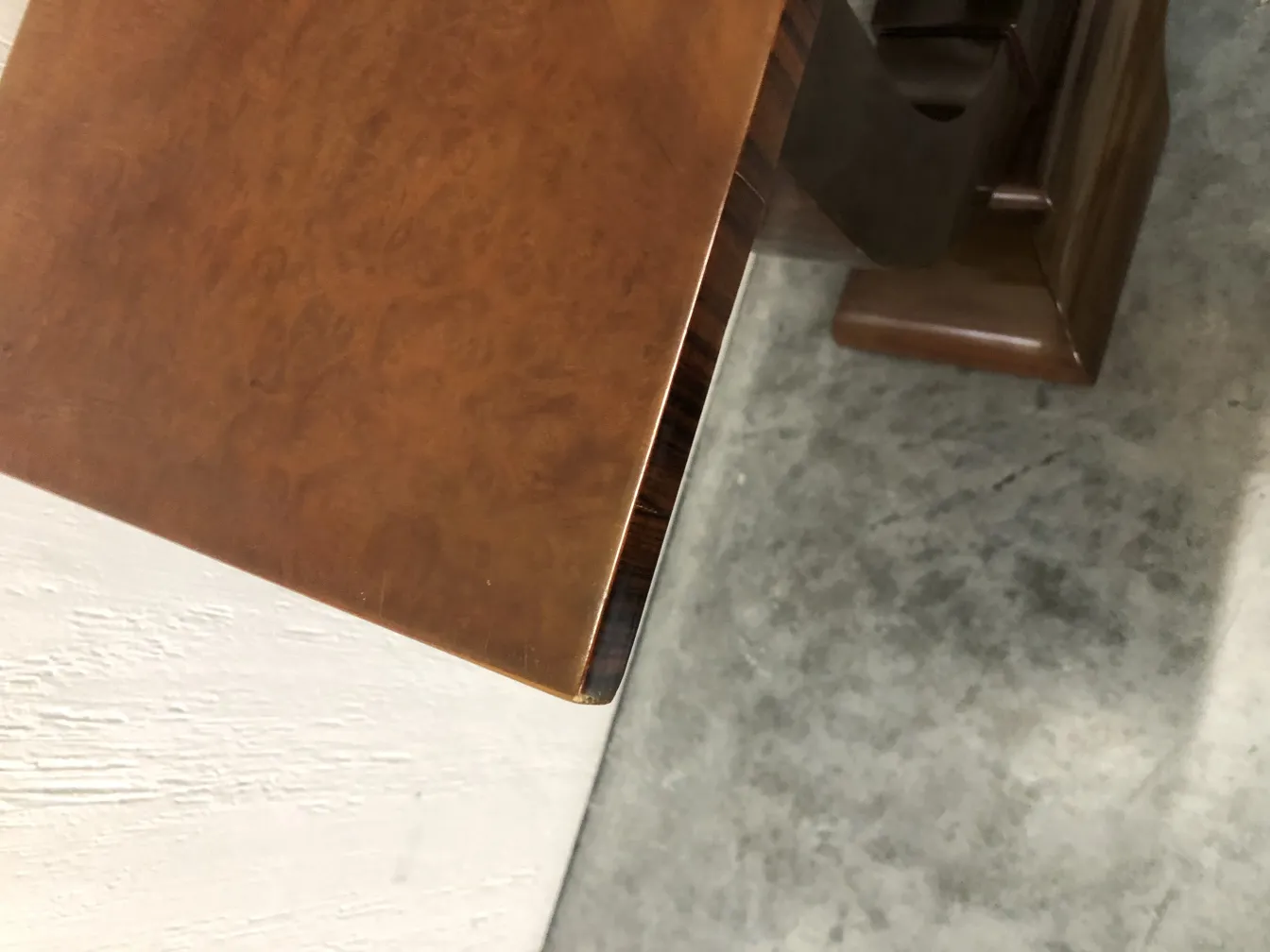 mesa console antiga em um ambiente neutro