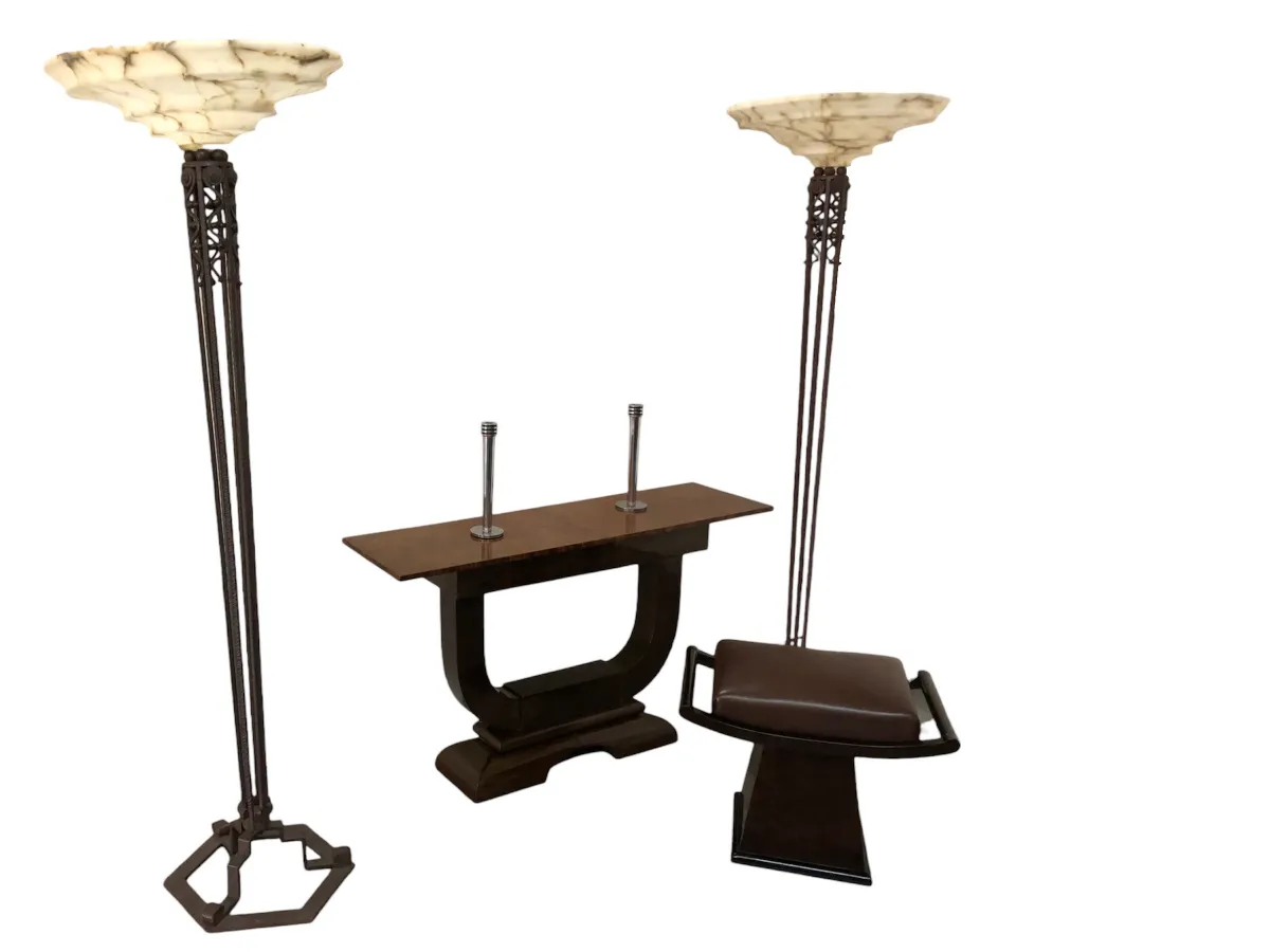 consola antiga com design decorativo elegante