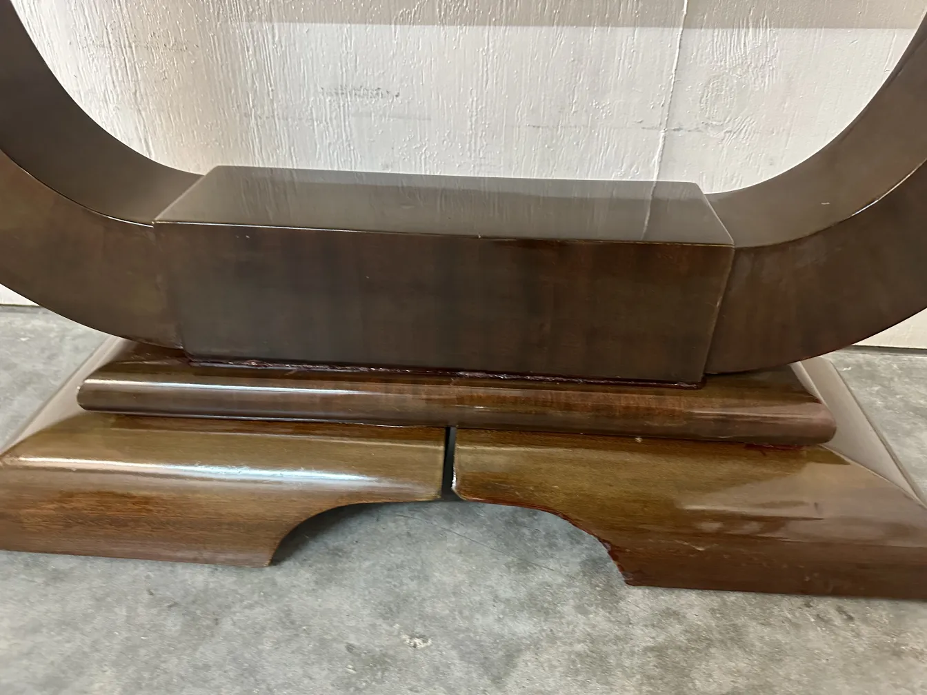 consola antiga com design elegante, formato curvo, ambiente clássico