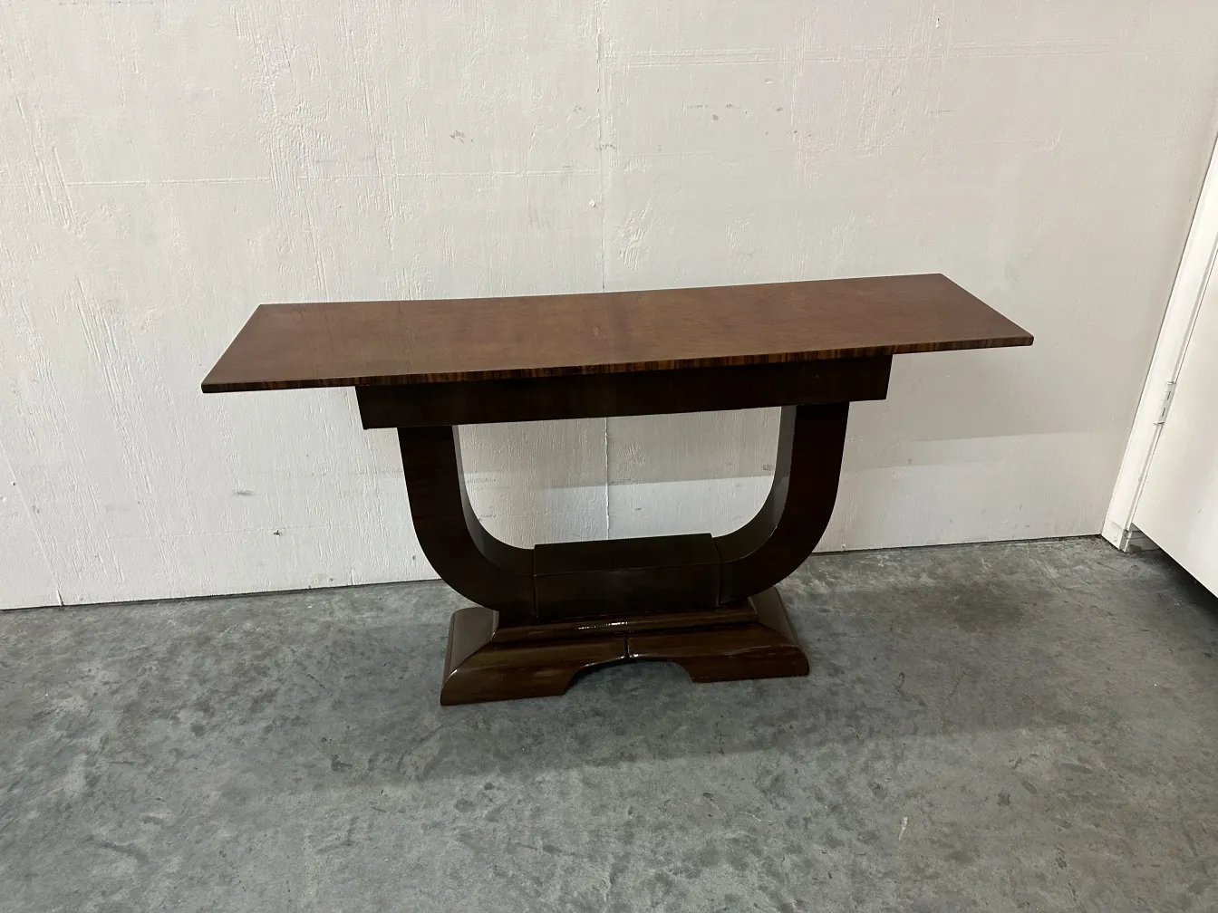 Consola antiga com design elegante e linhas curvas.