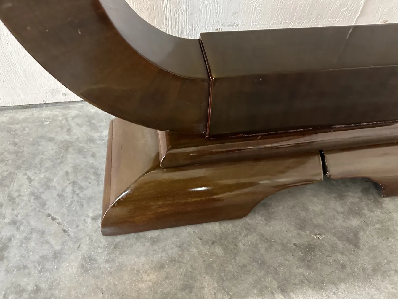 Antike Konsole mit dekorativem Design, elegant und klassisch