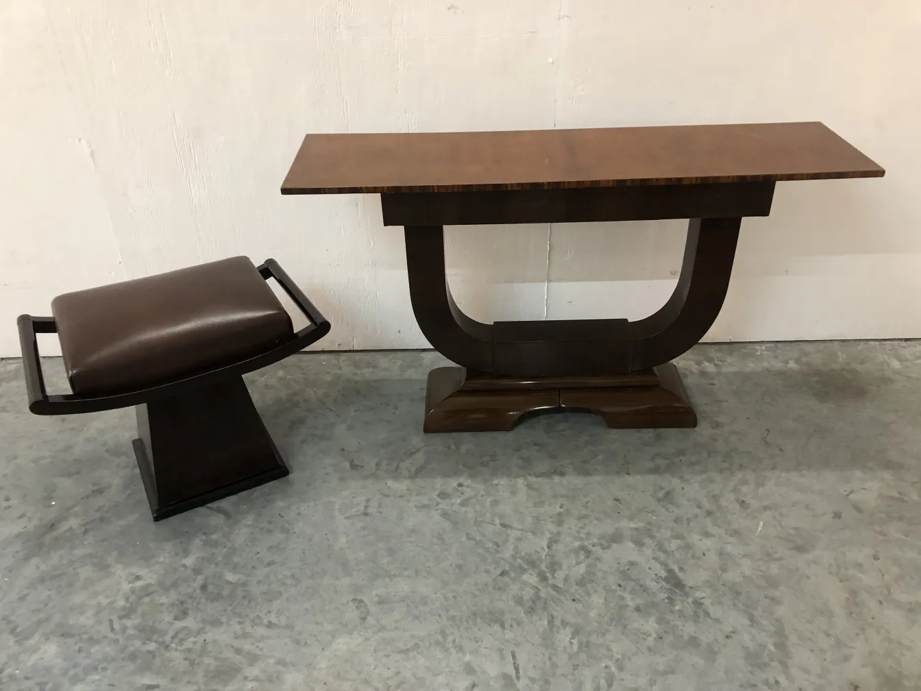 table console ancienne avec des pieds élégants dans un cadre neutre
