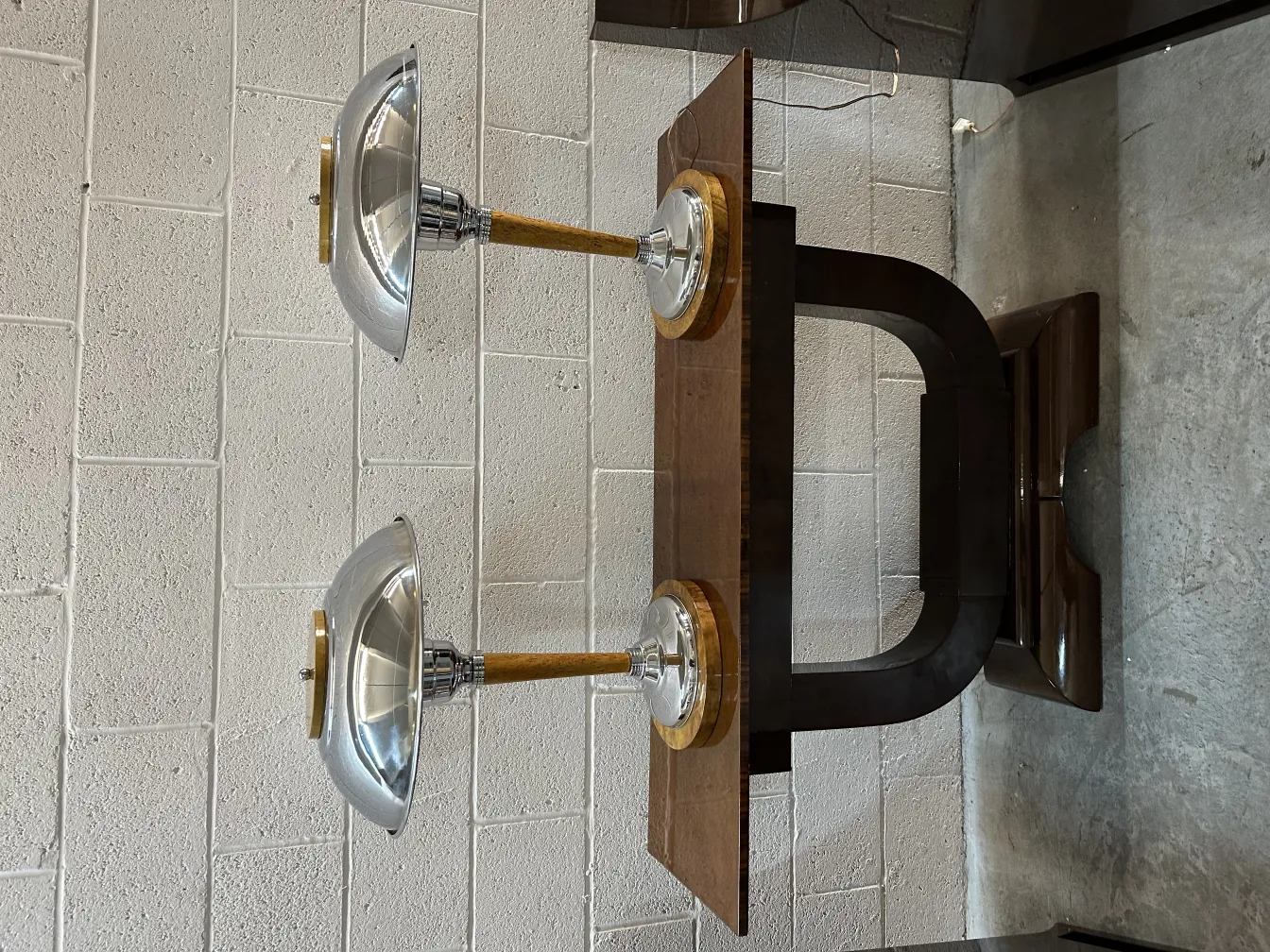 Consola antiga com detalhes brilhantes e forma elegante.