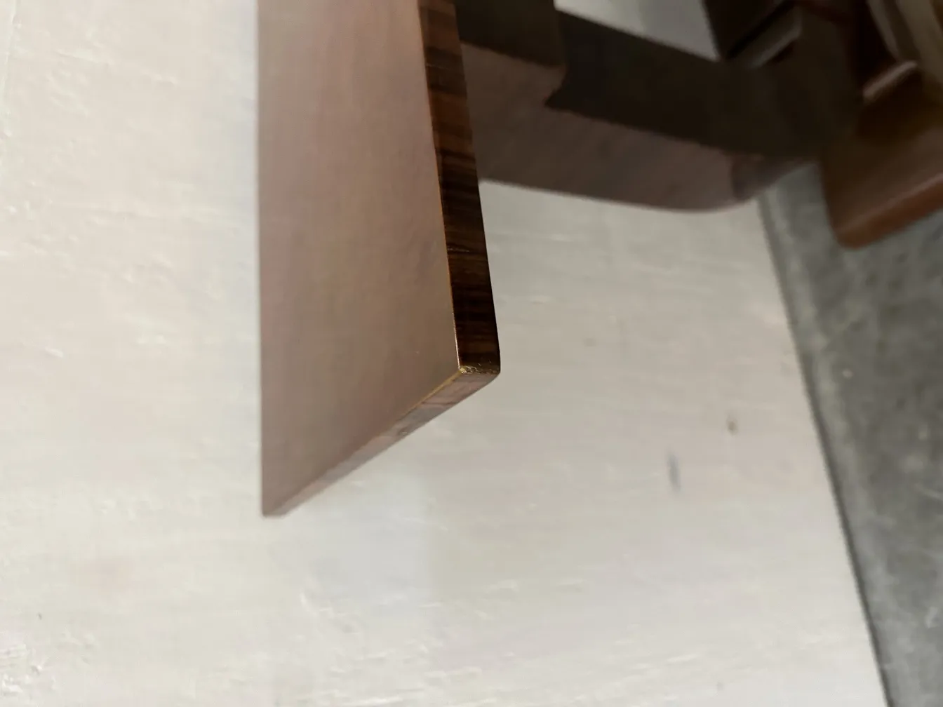 Console antica con design elegante.