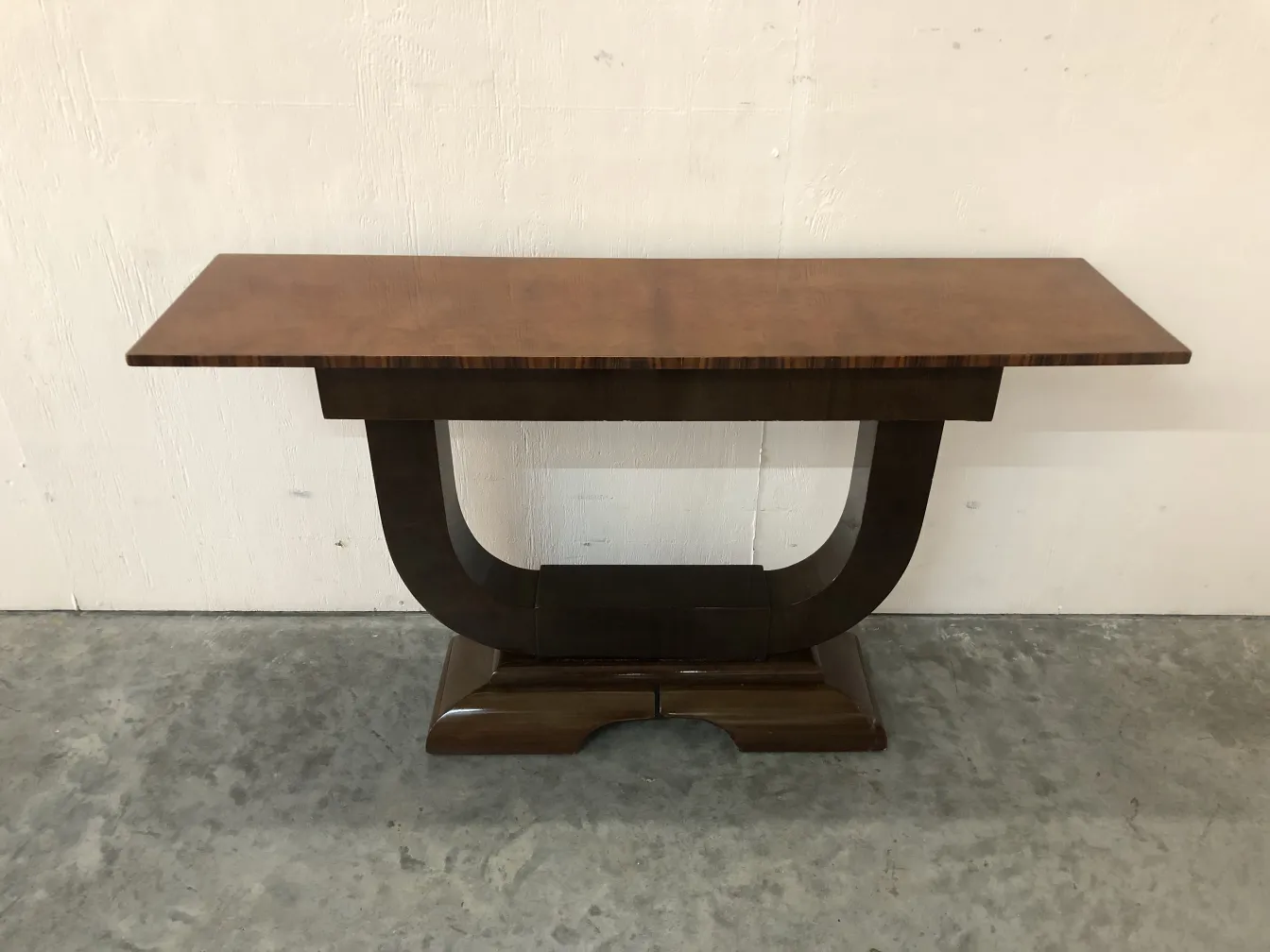 mesa consola antiga com design único