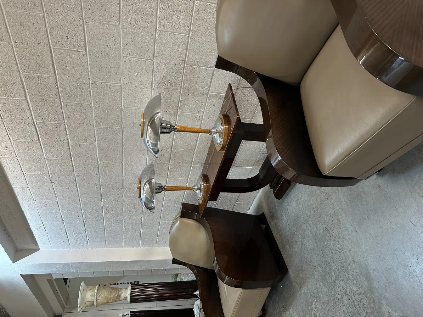 consola antigua decorativa con detalles elegantes y lámparas