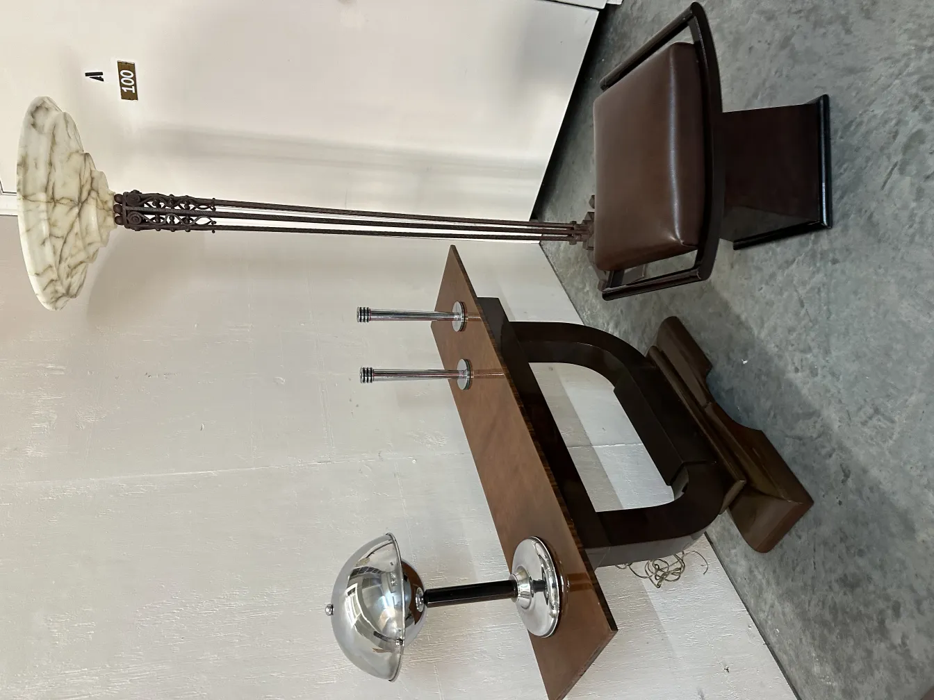 antigua consola con pedestal y lámpara decorativa