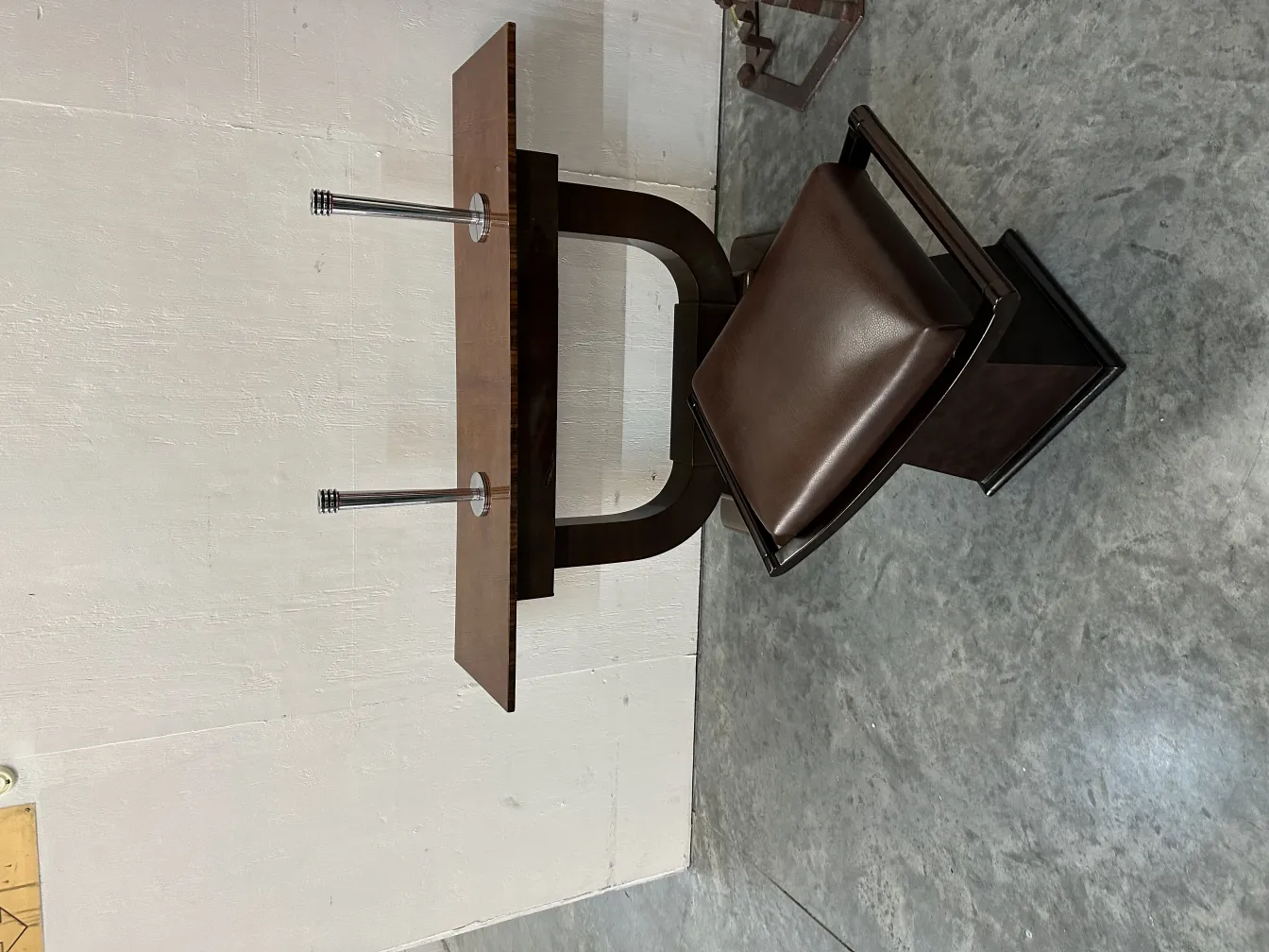 优雅设计的古董控制台家具，深色木质