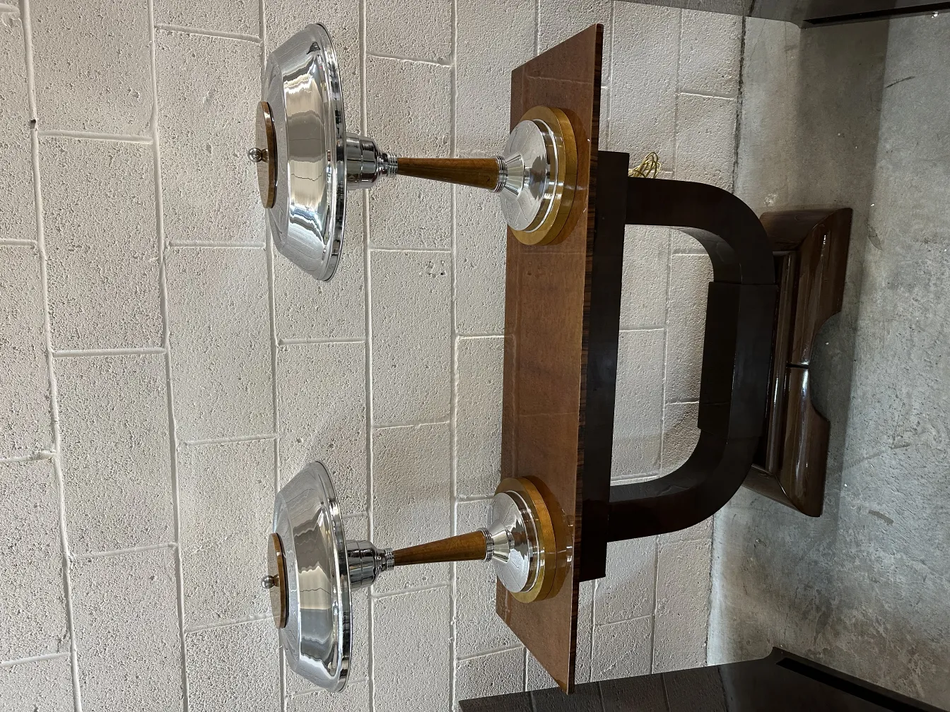 Antico tavolo consolare con lampade decorative e design elegante.