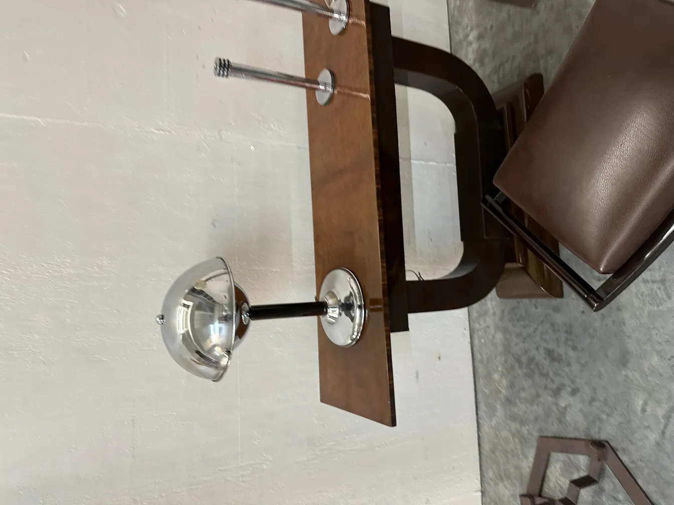 antica console con lampada in un ambiente decorativo