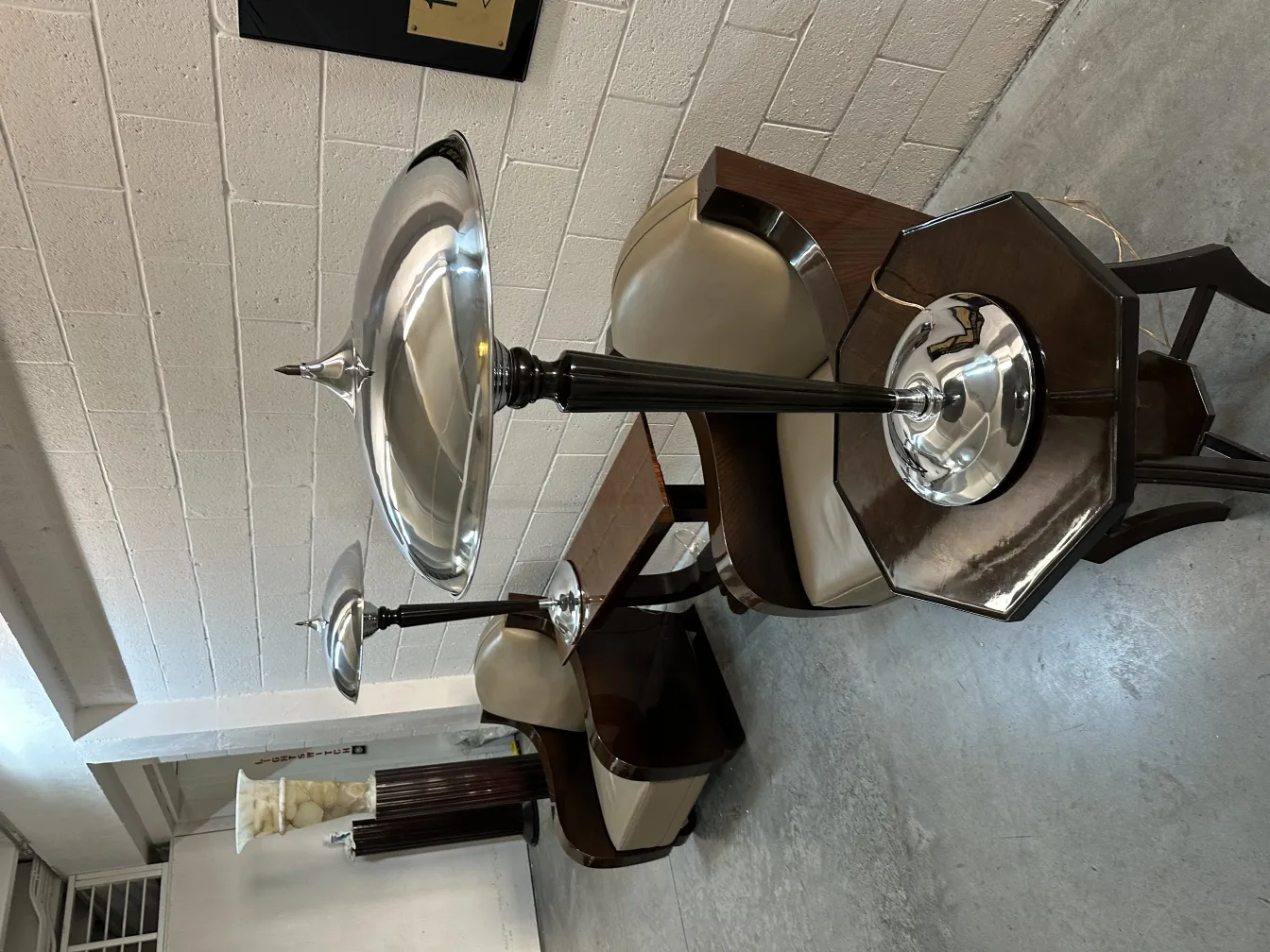 dressoir ancien avec détails décoratifs et lampes