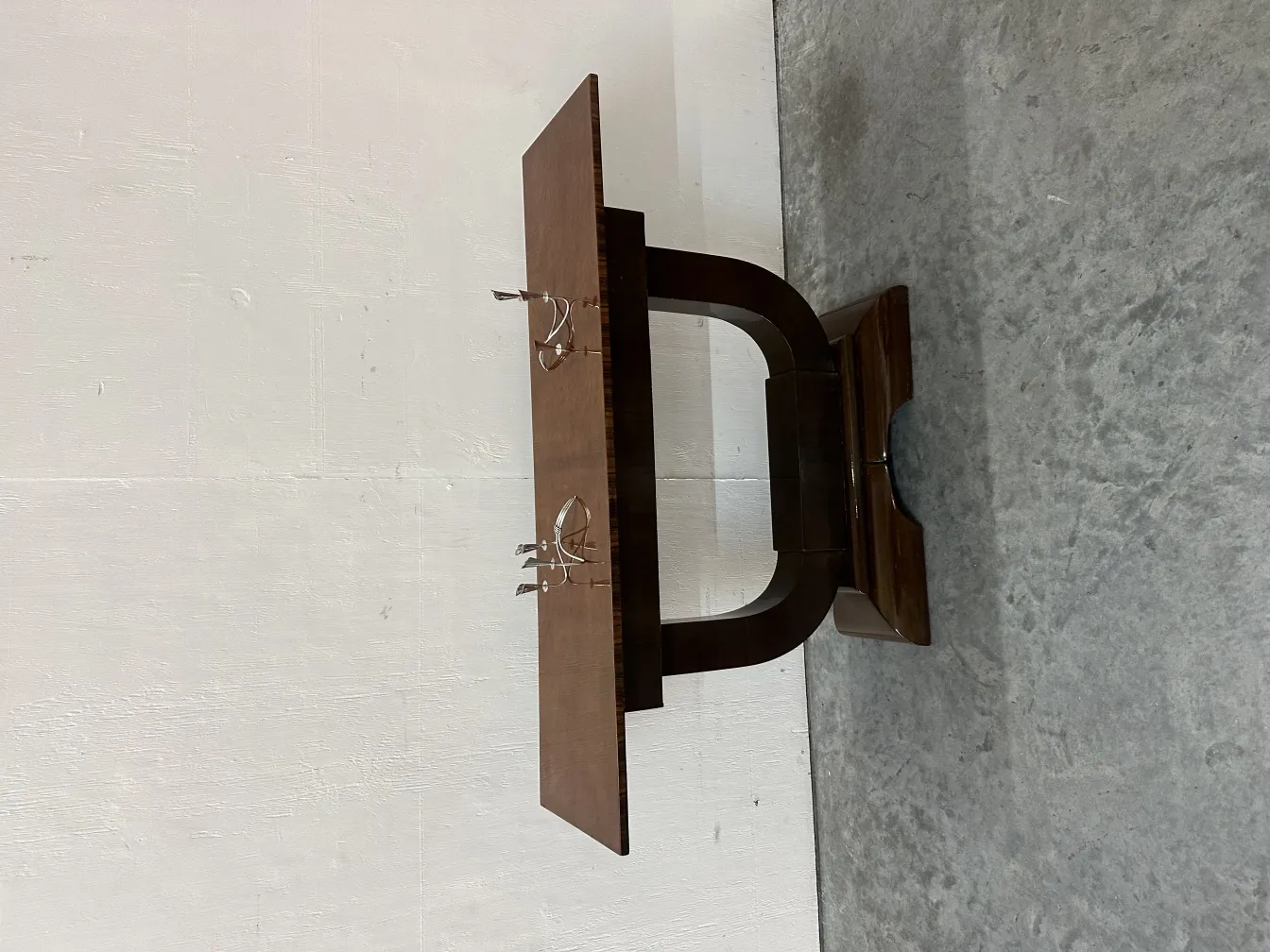 antiker dresuar mit angenehm design, hellem hintergrund