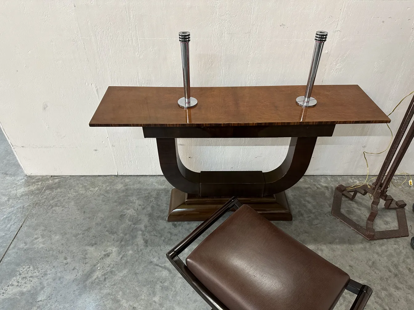 고전적인 콘솔 테이블, 나무 표면, 우아하고 기능적입니다.