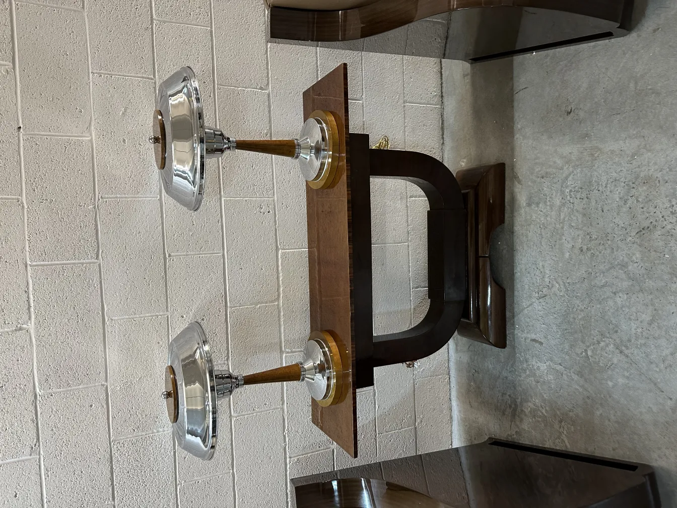 Mesa consola antiga com luzes brilhantes e estrutura elegante