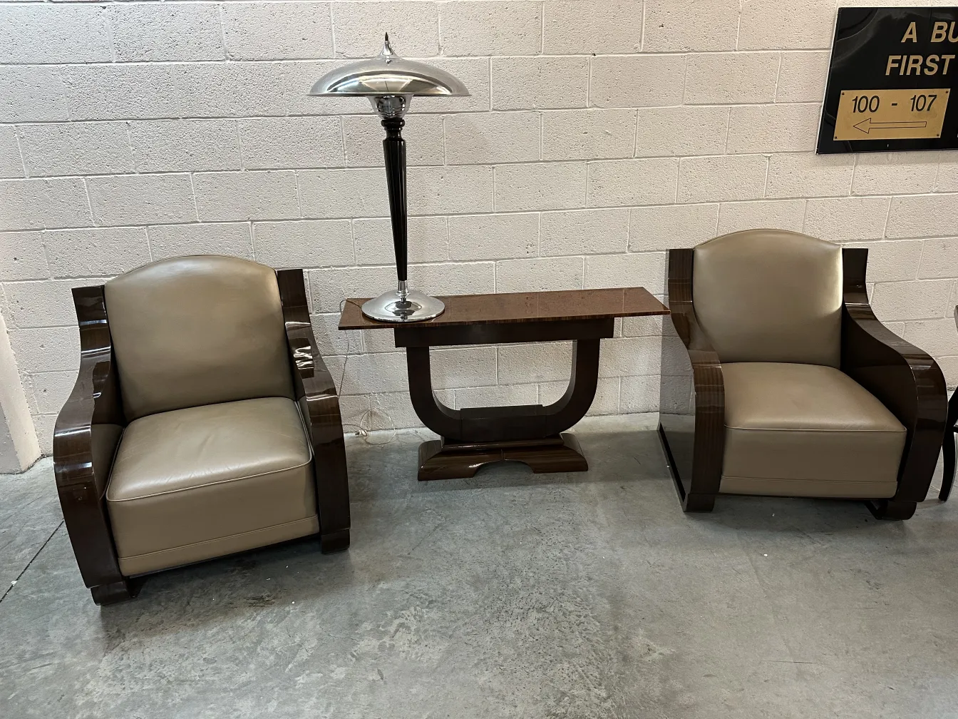 console ancienne avec des chaises en cuir clair