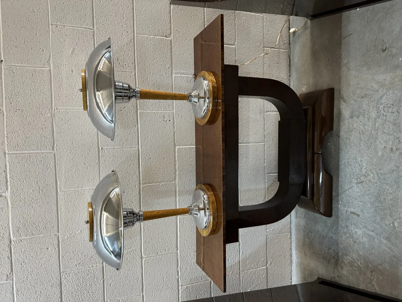 Antigua consola de madera con lámparas modernas