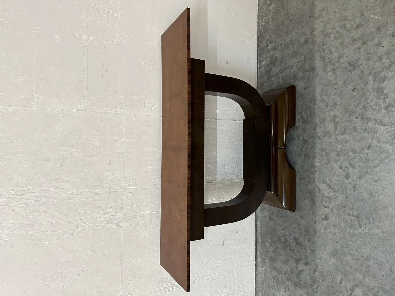 mesa de console antiga com design elegante