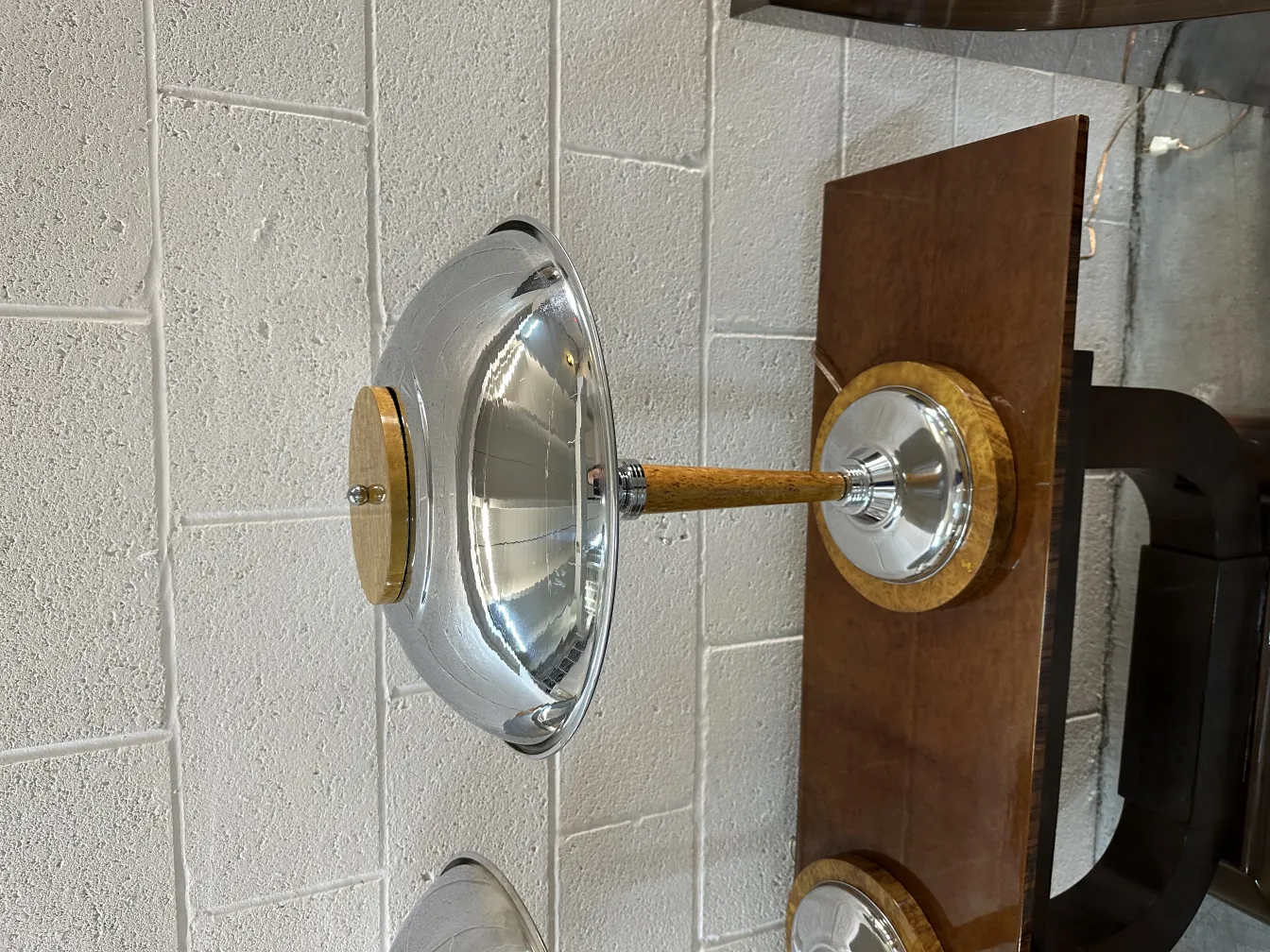 Consola antiga com detalhes decorativos e forma elegante