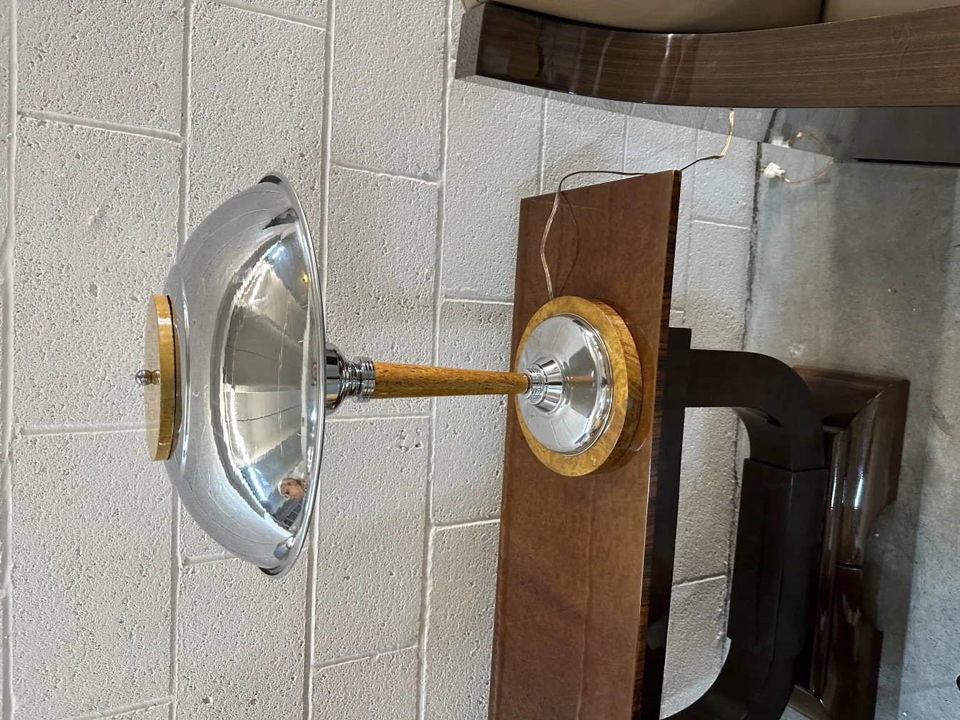 धातु की सजावटी विवरण वाली प्राचीन कंसोल टेबल