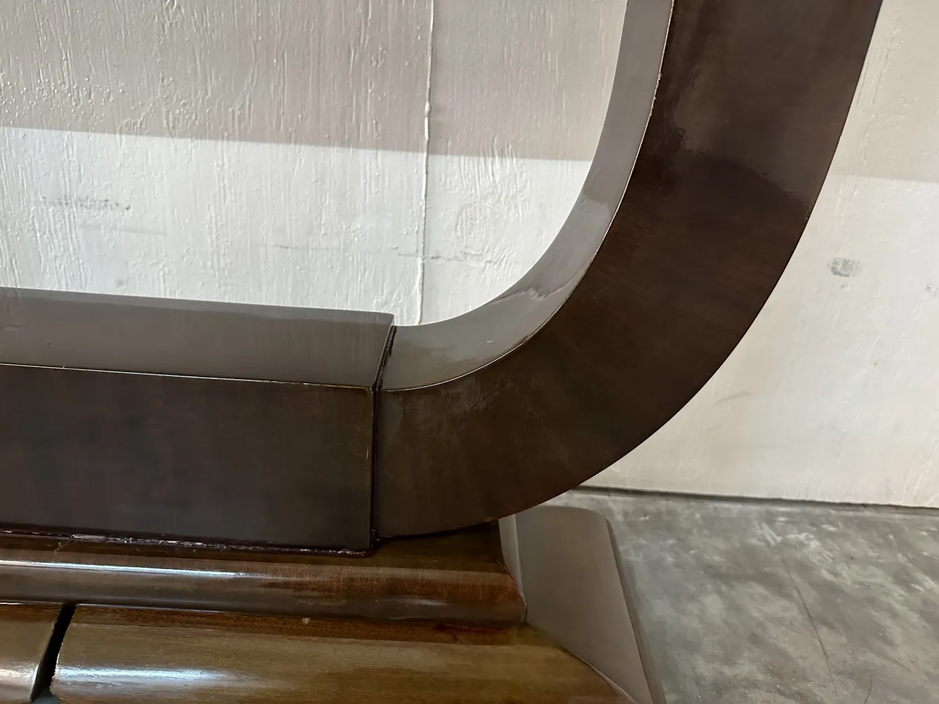 antik dekorativer dresuar mit eleganter Form und sanften Konturen in einem klassischen Setting