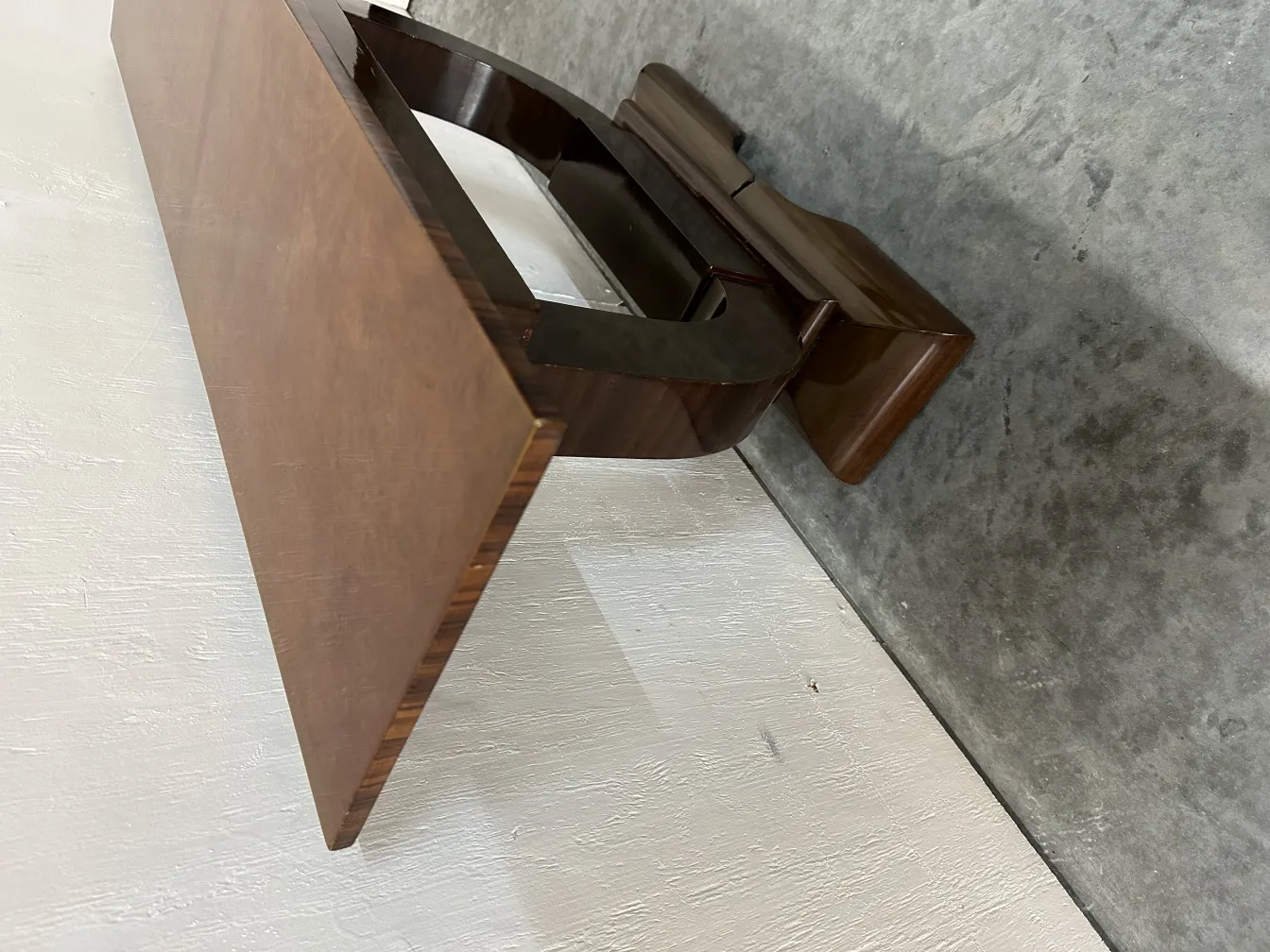 elegante console antica in un ambiente chiaro