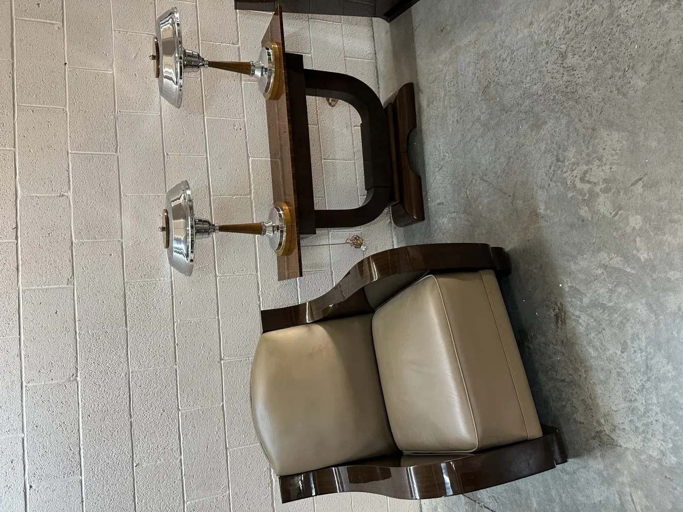 Dresuar ancien avec des lampes dans un cadre moderne.