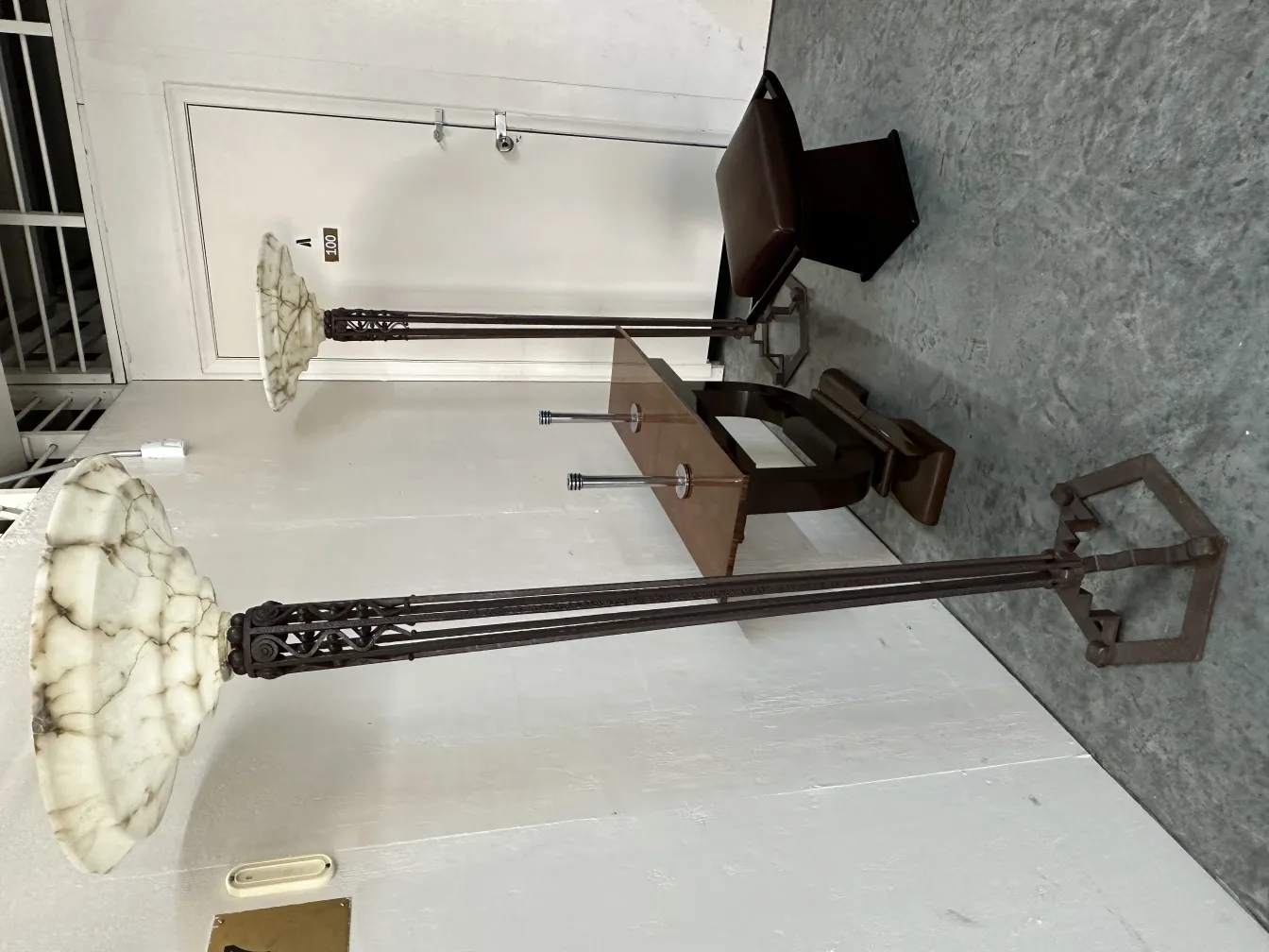 table console antique avec des détails décoratifs