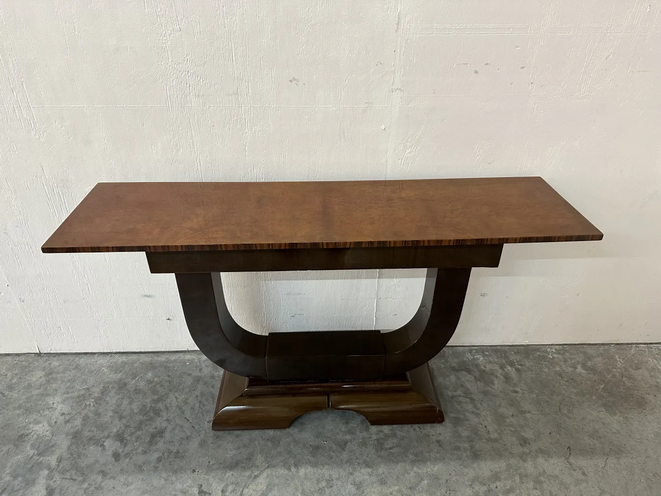 Consola antigua elegante con diseño estilizado