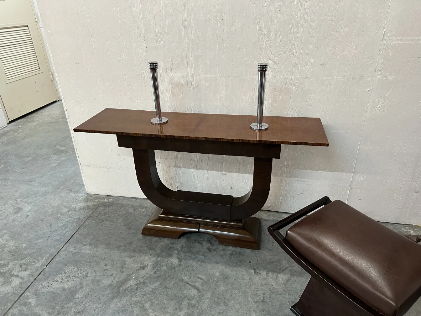 Table console antique avec design élégant et pieds stylés.