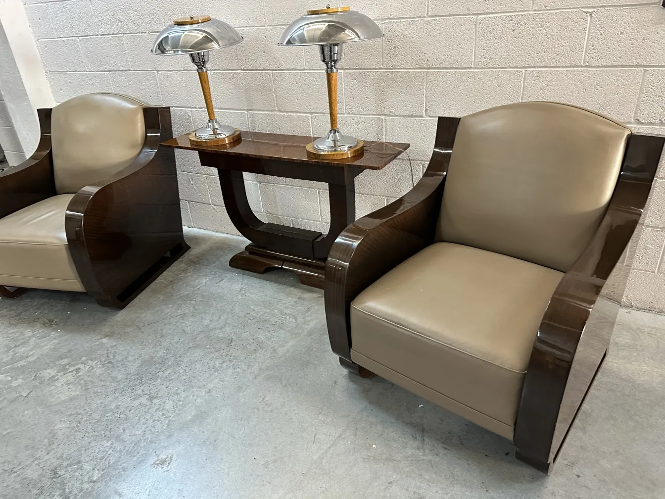 consola antiga elegante entre cadeiras com lâmpadas