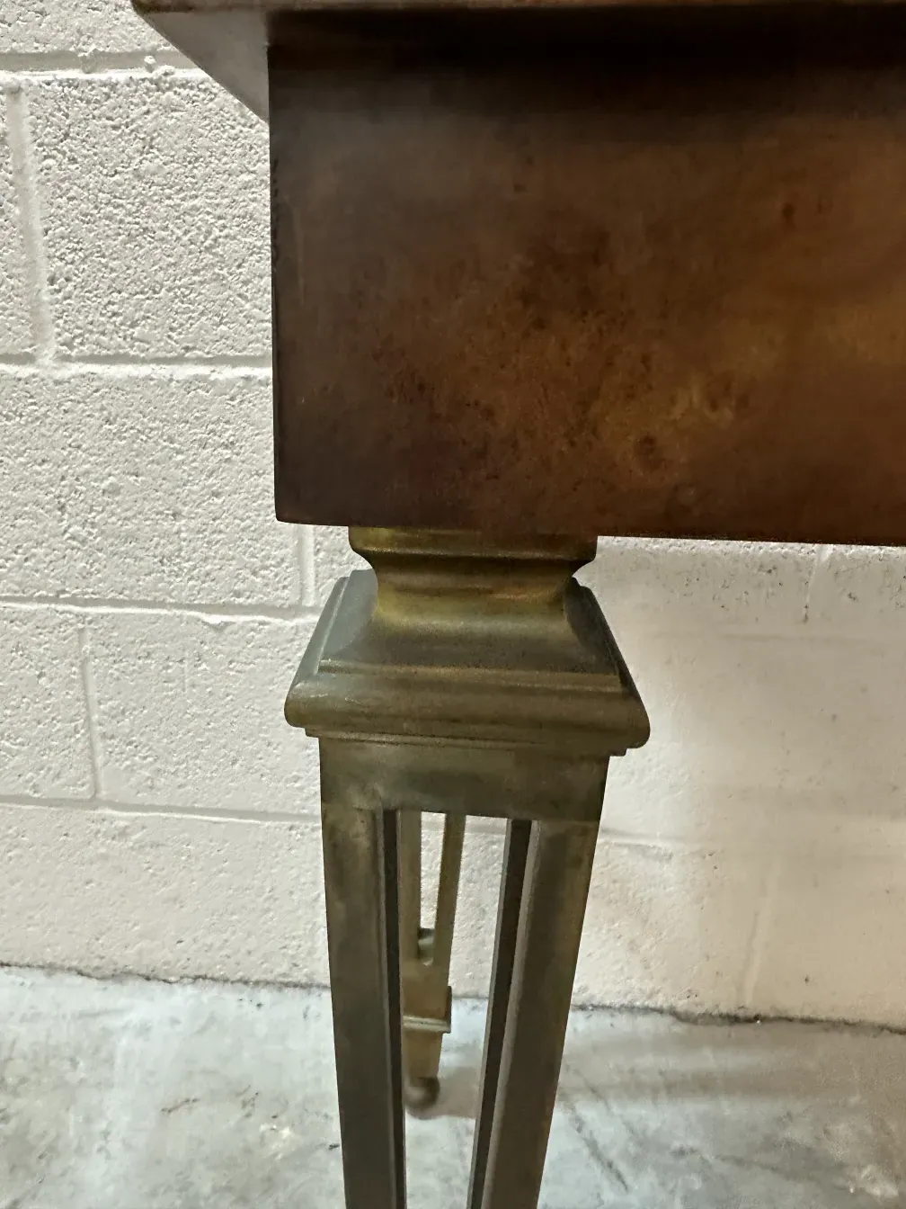 console antica con dettagli in bronzo, sfondo bianco