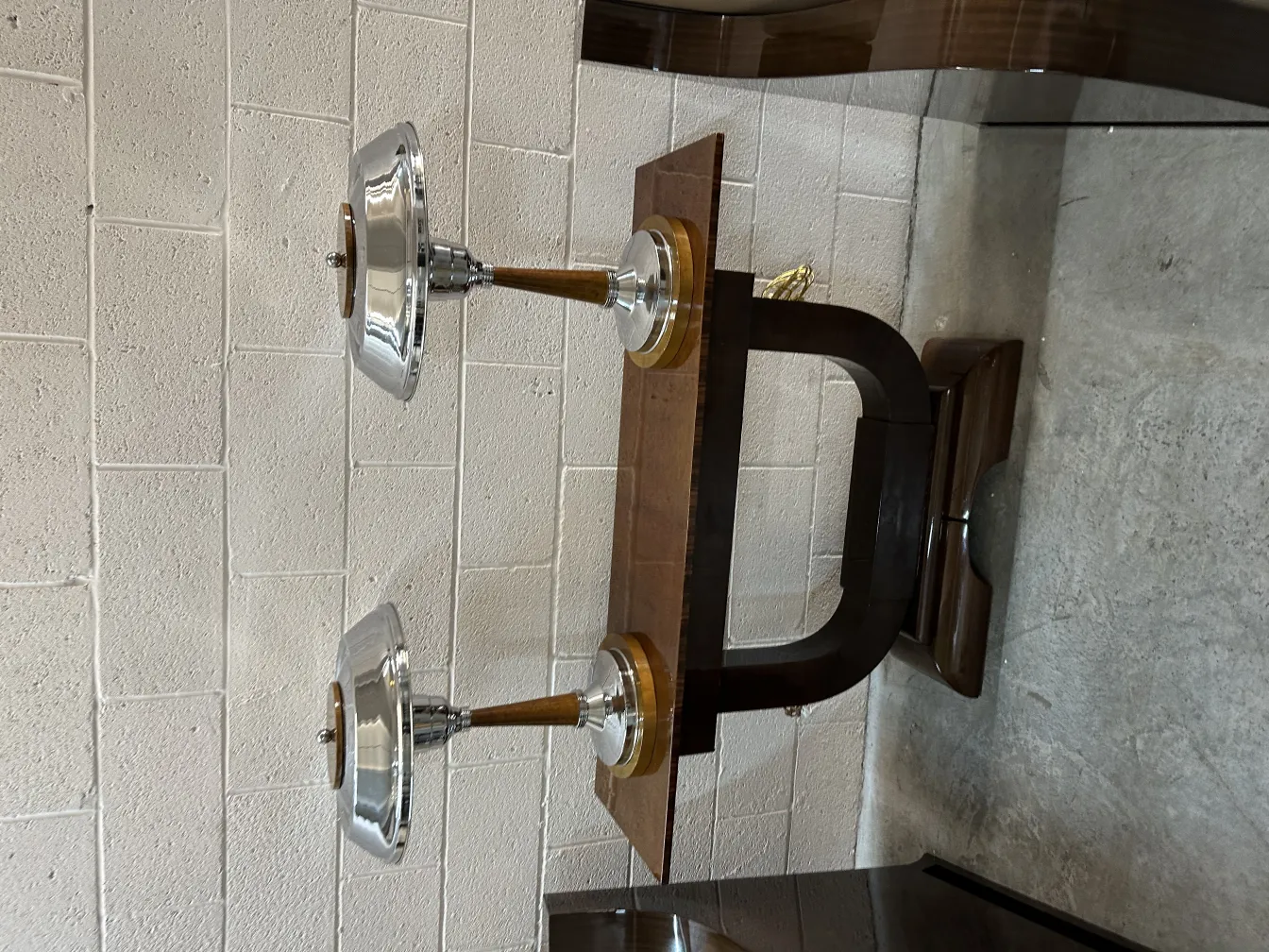 antica tavolo console con lampade luminose