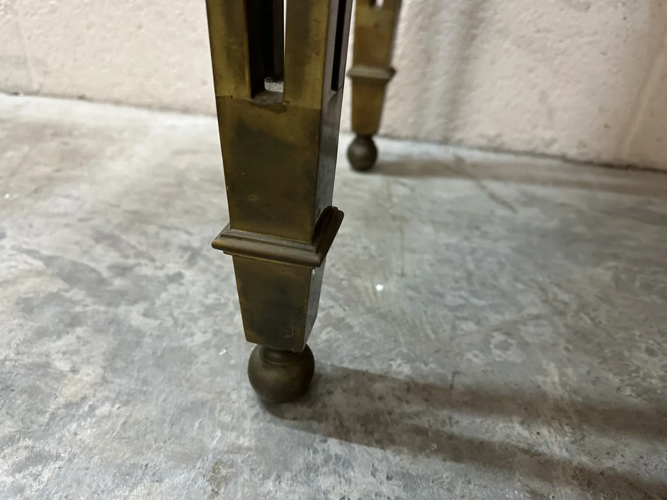 console antica con piedi eleganti