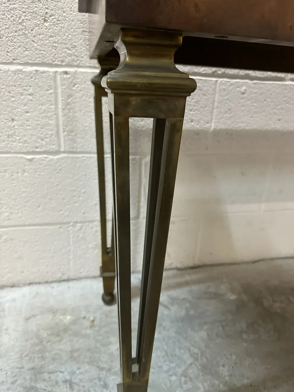 侧面视角古董控台桌带优雅的腿