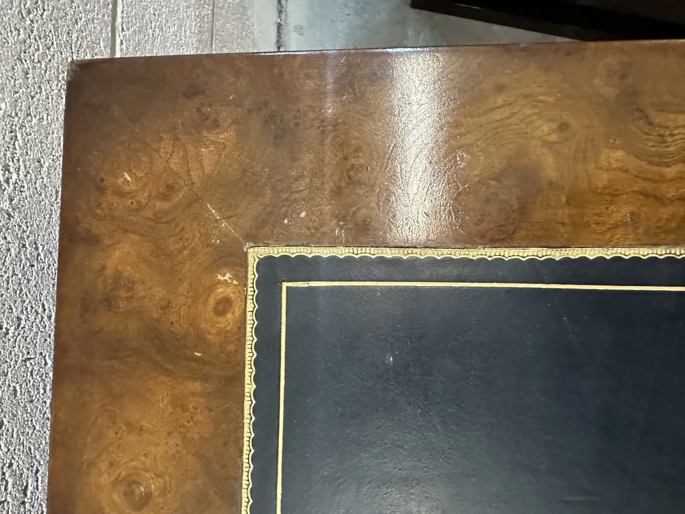 Antiga consola decorativa com detalhes em relevo e design elegante.