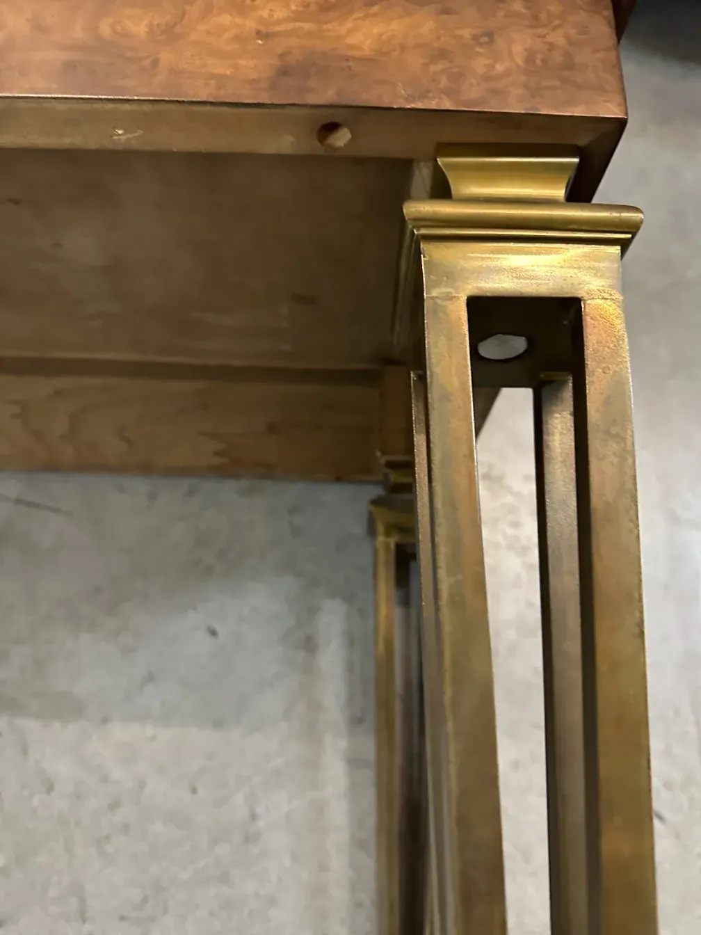 верхний вид античной консоли с яркими деталями