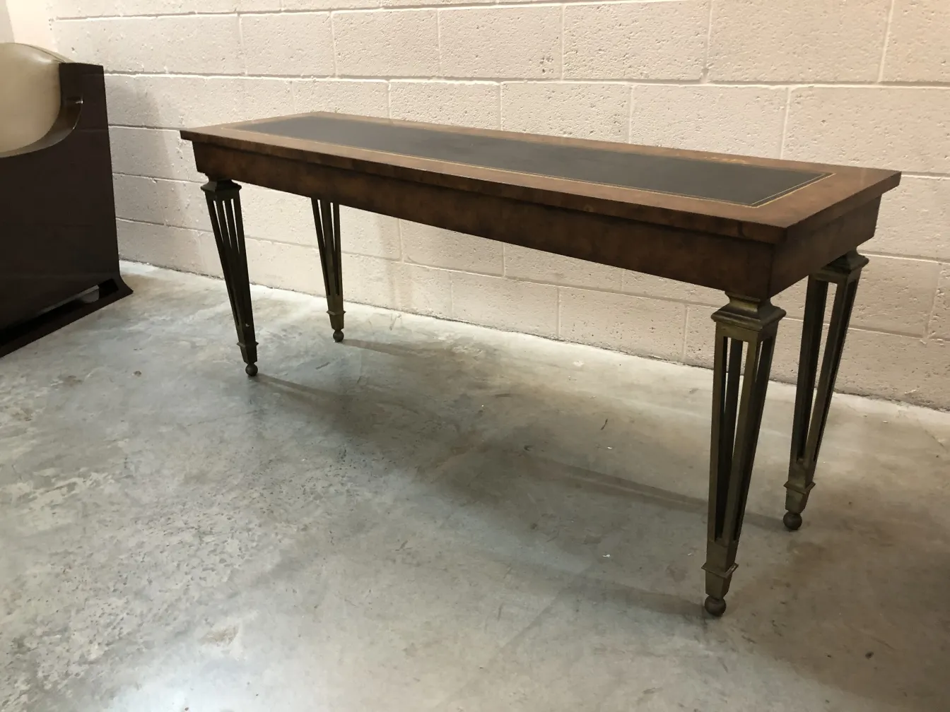 Consola antigua con patas elegantes en un entorno moderno.