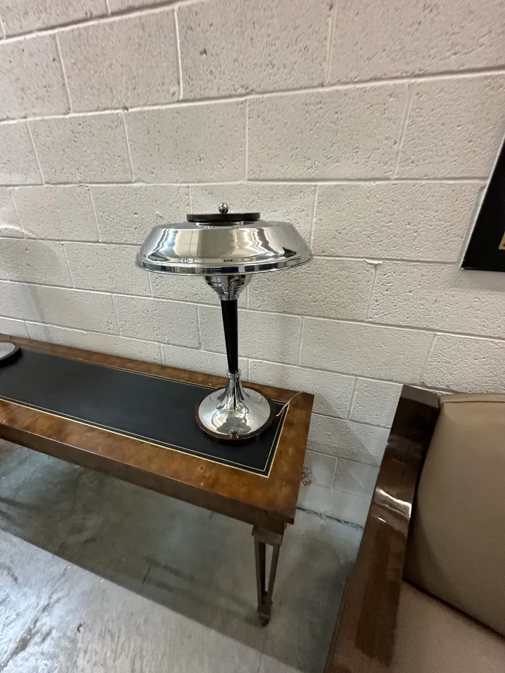 consola antiga decorada com detalhes sutis em um ambiente moderno