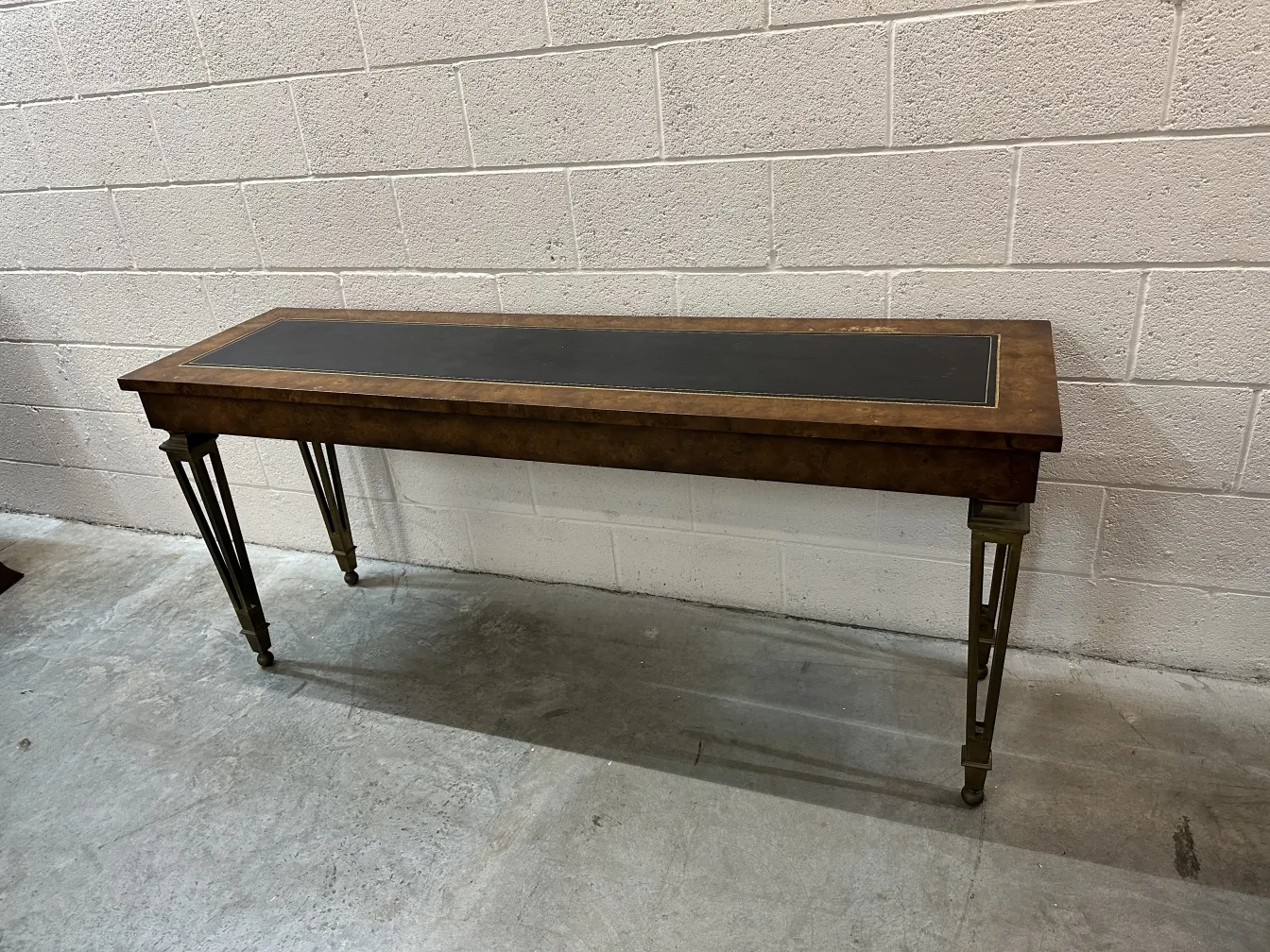 antigua consola decorativa con patas elegantes y diseño sofisticado, fondo neutro