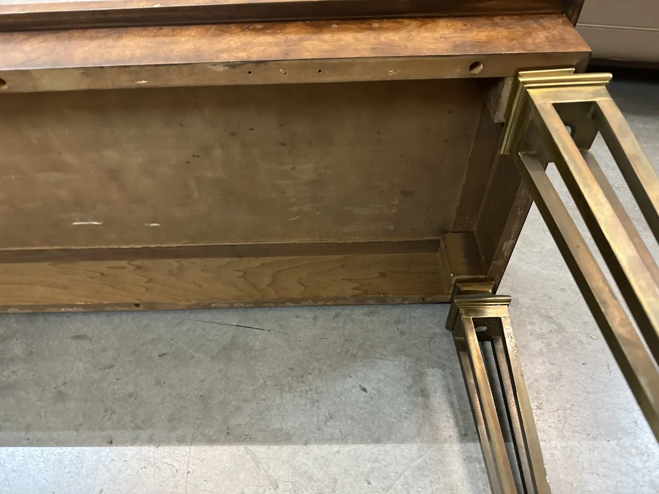 antike dresuar mit goldenen details in der struktur