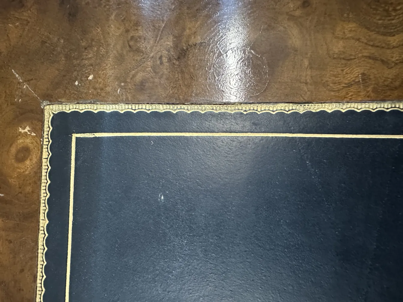 antike Konsole mit goldenen Details