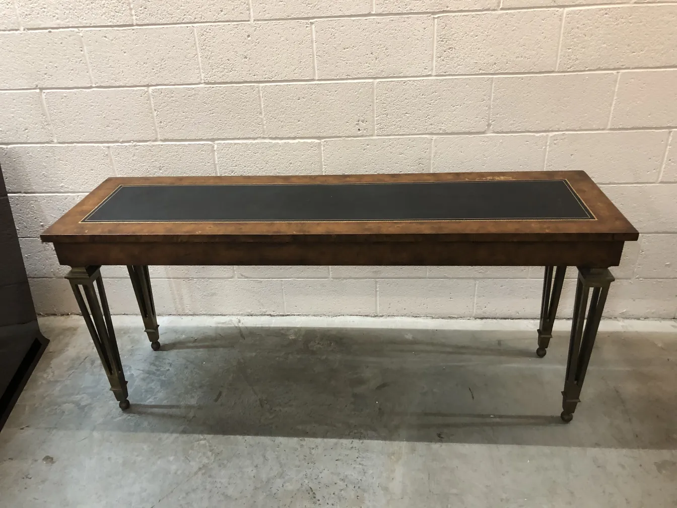 Console antique avec plateau sombre et pieds élégants